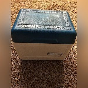Rubbermaid handheld cooler smaller for maybe a few drinks or a meal, brand new!!